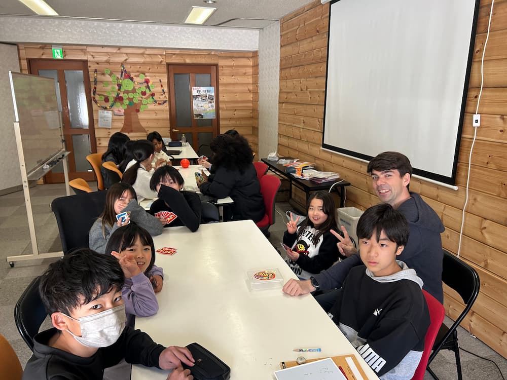 塩尻での英語プログラムで楽しく学ぶ子どもたちの様子